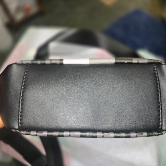 London Fog Camera Crossbody Bag - Picture 5 of 8